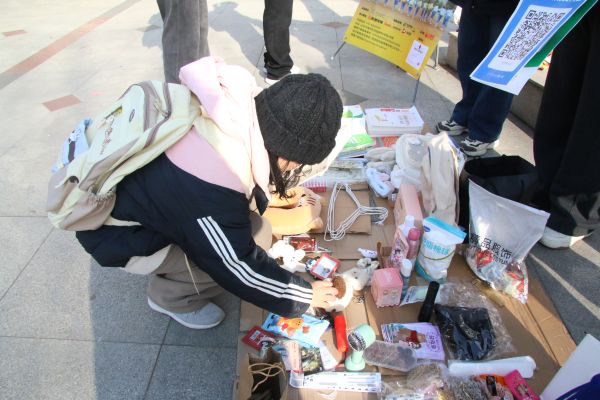 图三 围观同学挑选心仪货品.JPG