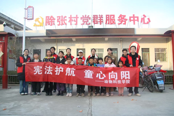 图四 小朋友和志愿者一起合影.jpg