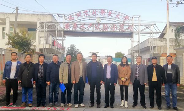 de2326dd5c8348d6827c6c0830cc17ec.jpg 合影.jpg