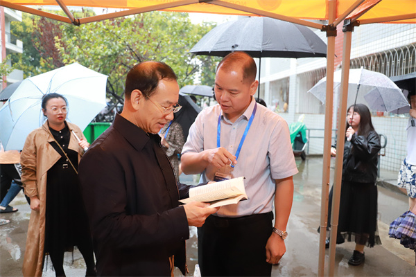 11b679e41f7a40acb99e22996b212f44.jpg 校党委副书记闫祖书视察我院迎新准备工作.jpg