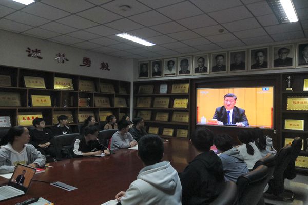 bee53bc81c6641daa0d7181ab2636f32.jpg 集体观看大会讲话视频.jpg