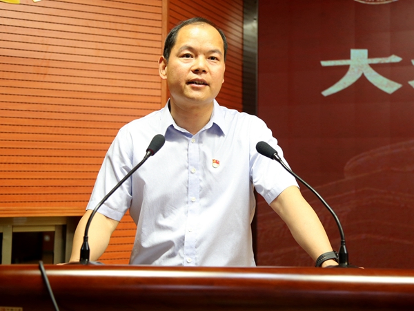 a771e6bff8984adea421587c85c6db71.jpg 曹军会主持颁奖仪式.JPG