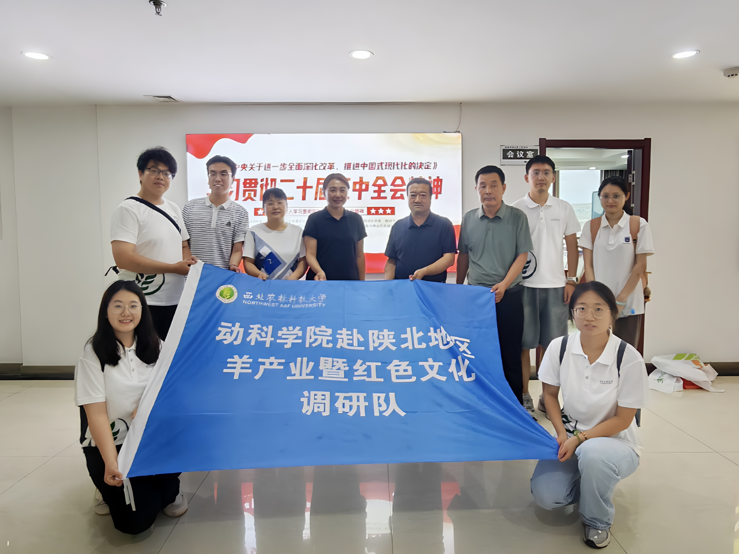 图片二 队员与各位领导合影.jpg