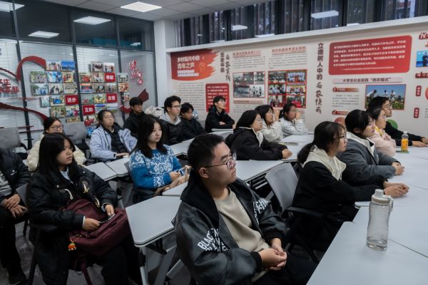 图七 同学们在台下认真倾听学习.jpg