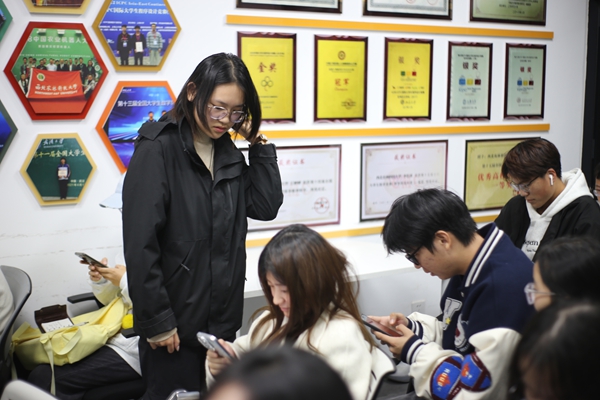 图四 现场指导同学们操作“二课”系统.jpg